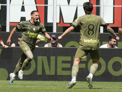 Futbalista AC Miláno Ismael Bennacer (vľavo) sa teší po strelení gólu 