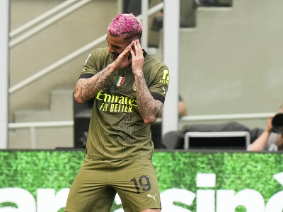 Futbalista AC Miláno Theo Hernández sa teší po strelení gólu