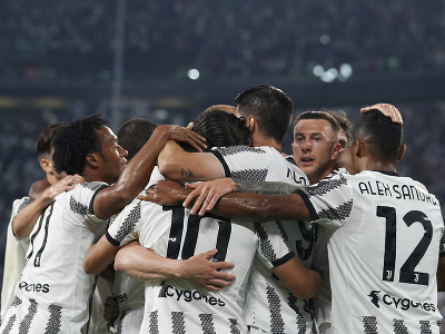 Hráči Juventusu Turín oslavujú strelený gól