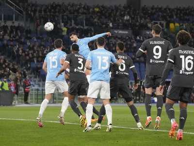 Hráč Lazio Taty Castellanos (hore v pozadí) strieľa úvodný gól