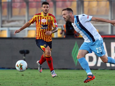 Hráč Lazia Manuel Lazzari uteká za loptou vo futbalovom zápase Serie A Lecce - Lazio Rím