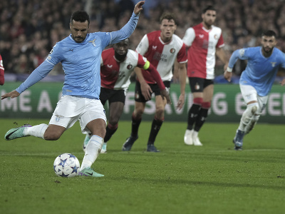 Pedro (Lazio) strieľa gól z pokutového kopu