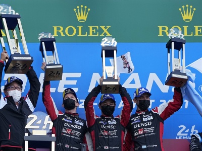 Jazdci Toyoty Kamui Kobajaši, Mike Conway a Jose Maria Lopez  sa tešia z víťazstva na 89. ročníku slávnych pretekov 24 hodín Le Mans 21