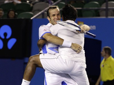 Leander Paes v náručí Radka Štěpánka