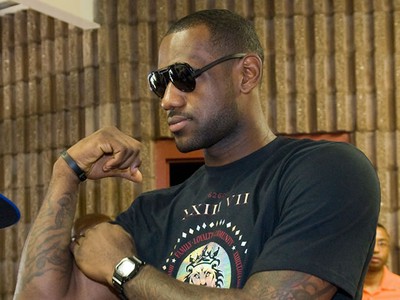 Lebron James, basketbal, zmluva,