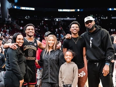Bronny James (druhý zľava) a LeBron James (vpravo) s rodinou