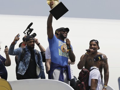 LeBron priviezol trofej do Clevelandu