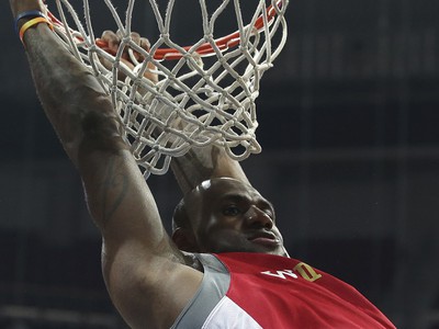 LeBron James počas exhibície