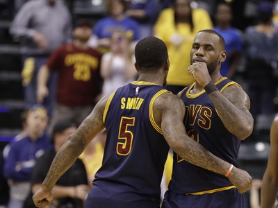 Hráč Clevelandu Cavaliers LeBron James (vpravo) a JR Smith oslavujú víťazstvo