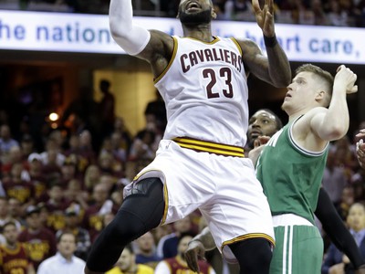 Hráč Clevelandu Cavaliers LeBron James (vľavo) strieľa na kôš cez Jonasa Jerebka z Bostonu Celtics