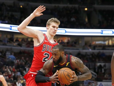 Hráč Clevelandu Cavaliers LeBron James (vpravo) uniká s loptou pred Laurim Markkanenom z Chicaga Bulls