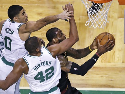 Hráči Bostonu Celtics Jayson Tatum (0) a Al Horford (42) sa pokúšajú zastaviť LeBrona Jamesa z Clevelandu Cavaliers (vpravo)