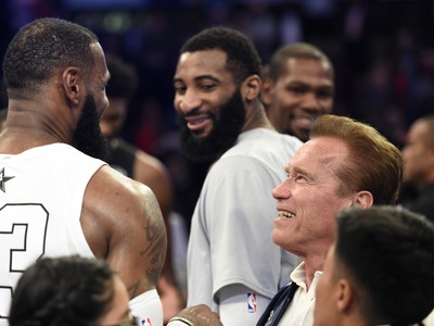 Hráč z tímu LeBron LeBron James (vľavo) a Arnold Schwarzenegger po Zápase hviezd proti tímu Stephen