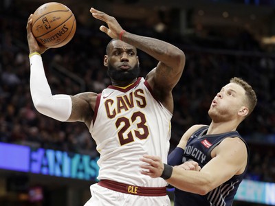 Na snímke vľavo hráč Clevelandu LeBron James zaznamenal 31 bodov, vpravo hráč Detroitu Blake Griffin v zápase basketbalovej NBA