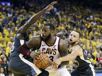 Basketbalista Clevelandu LeBron James (uprostred), hráči Golden State Warriors Draymond Green (vľavo) a Stephen Curry
