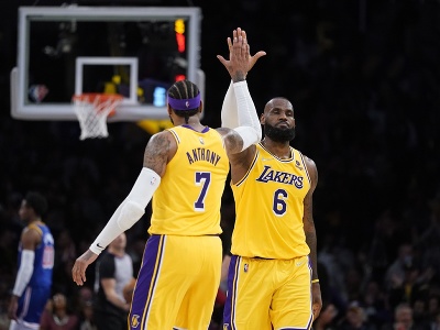Na snímke basketbalisti Los Angeles Lakers sprava LeBron James a Carmelo Anthony oslavujú počas zápasu NBA