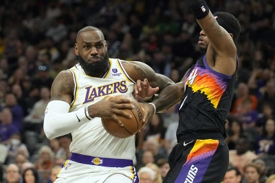 Basketbalista LeBron James (6) z Los Angeles Lakers a Torrey Craig (22) z Phoenixu Suns počas zápasu NBA
