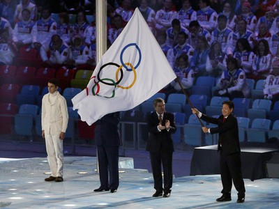 Thomas Bach sleduje ako Lee Seok-rai máva s olympijskou vlajkou