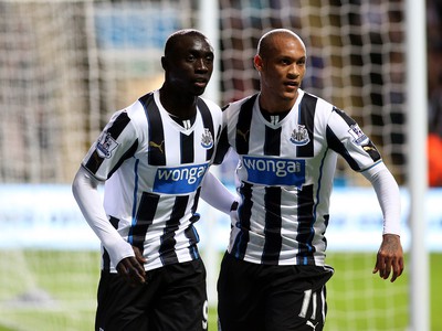 Papiss Cissé a Yoan Gouffran oslavujú gól Newcastle