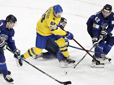 Niklas Friman, Harri Pesonen a Sami Vatanen bojujú o puk