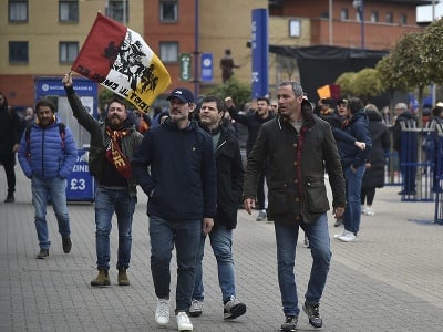 Fanúšikovia Ríma sa zhromažďujú pred štadiónom pred začiatkom semifinále Európskej konferenčnej ligy Leicester City - AS Rím 