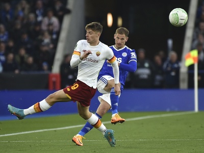  Hráč Ríma Nicola Zalewski (vľavo) bojuje o loptu s Marcom Albrightonom z Leicesteru v 1. zápase semifinále Európskej konferenčnej ligy Leicester City - AS Rím v Leicesteri