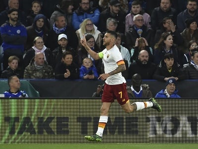 Hráč Ríma Lorenzo Pellegrini oslavuje po tom, ako strelil úvodný gól v 1. zápase semifinále Európskej konferenčnej ligy Leicester City - AS Rím