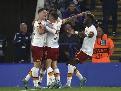 Hráči Ríma oslavujú po tom, ako Lorenzo Pellegrini strelil úvodný gól v 1. zápase semifinále Európskej konferenčnej ligy Leicester City - AS Rím v Leicesteri 28. apríla 2022.