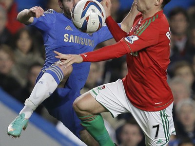 Juan Mata a Leon Britton v súboji o loptu