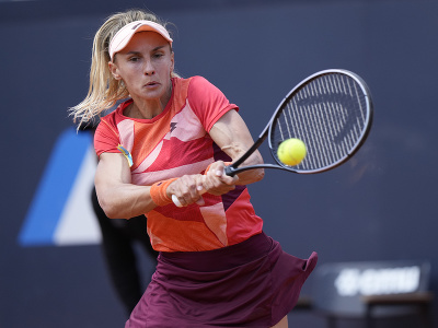 Ukrajinská tenistka Lesia Curenková odvracia úder Poľky Igy Swiatekovej