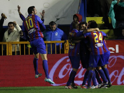 Hráči Levante oslavujú gól