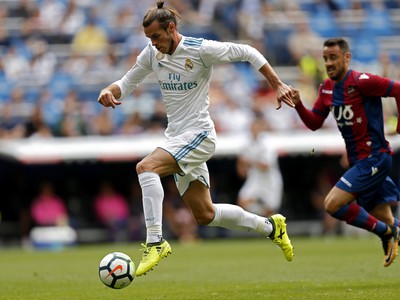 Gareth Bale preniká defenzívou Levante
