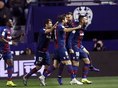Hráči Levante oslavujú gól