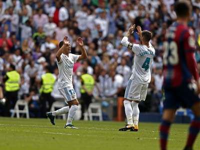Lucas Vázquez a Sergio Ramos oslavujú vyrovnávajúci gól Realu