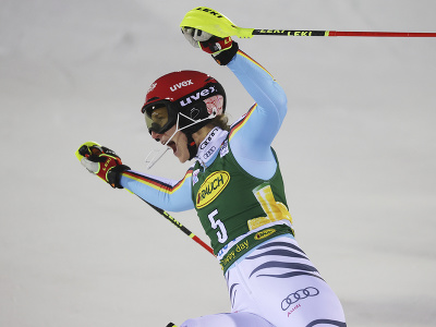 Nemka Lena Dürrová sa teší v cieli 2. kola slalomu Svetového pohára alpských lyžiarok vo fínskom Levi