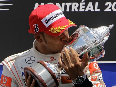 Lewis Hamilton sa mazná s trofejou
