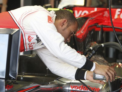 Lewis Hamilton robí úpravy