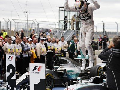 Lewis Hamilton a jeho majstrovské oslavy