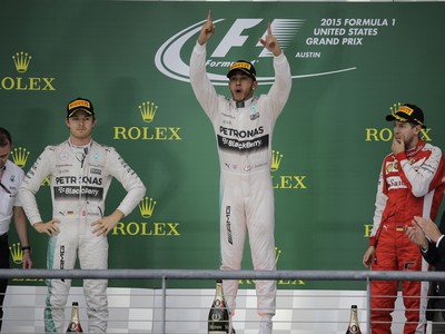 Lewis Hamilton a jeho majstrovské oslavy na pódiu pre víťazov