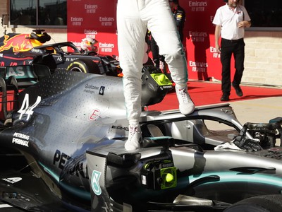 Lewis Hamilton a jeho oslavy šiesteho majstrovského titulu po druhom mieste na Veľkej cene USA