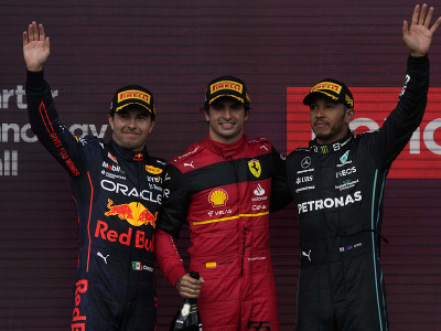 Sergio Pérez, Carlos Sainz a Lewis Hamilton na stupni víťazov