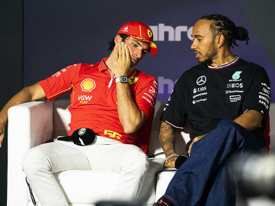 Carlos Sainz a Lewis Hamilton