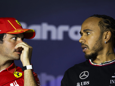 Carlos Sainz a Lewis Hamilton