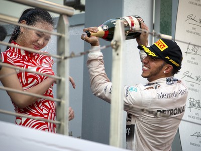Hamilton po Veľkej cene Číny nastrielak šampanské do tváre jednej z hostesiek