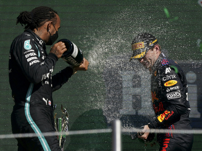 Max Verstappen a Lewis Hamilton na pódiu 