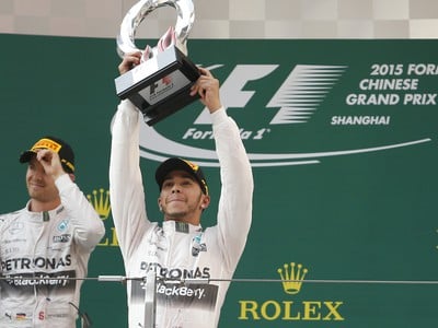 Lewis Hamilton sa raduje z víťazstva na VC Číny