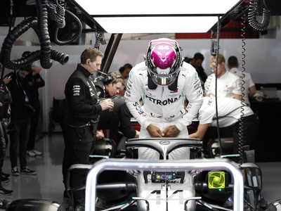 Inžinieri tímu F1 Mercedes, v popredí Lewis Hamilton