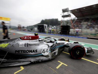 Lewis Hamilton opúšťa boxy v prvom tréningu