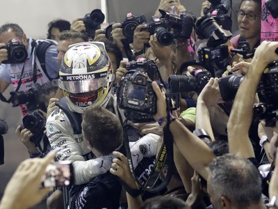 Lewis Hamilton v Singapure zavŕšil víťazný hetrik