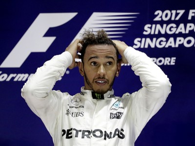 Lewis Hamilton v Singapure zavŕšil víťazný hetrik